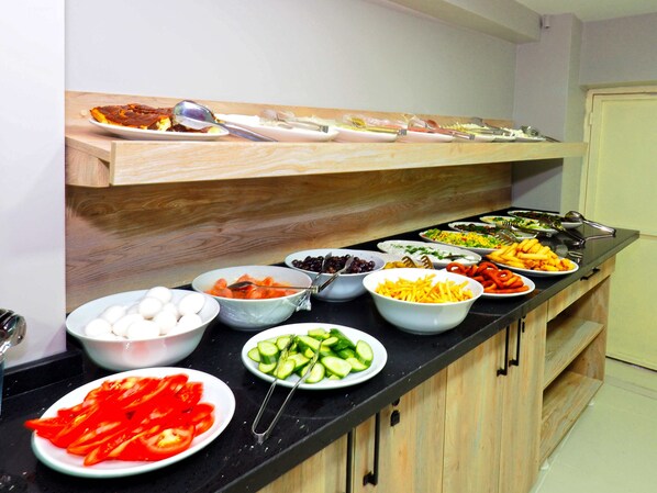 朝食 (ビュッフェ)、毎日提供 (無料)