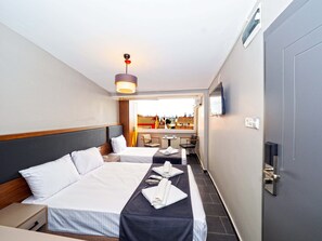 パノラミック トリプルルーム シービュー | セーフティボックス (室内)、デスク、アイロン / アイロン台、WiFi (無料)