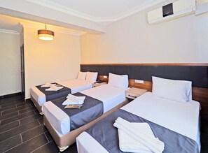 スタンダード 4 人部屋 | セーフティボックス (室内)、デスク、アイロン / アイロン台、WiFi (無料)