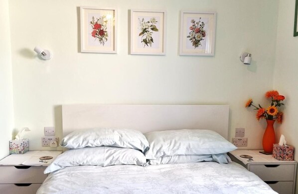 Dobbeltrom – classic | Skrivebord for bærbar PC, blendingsgardiner og wi-fi (inkludert)