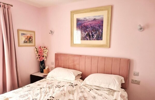 Deluxe Double Room | Laptop workspace, blackout drapes, free WiFi - The Witterings Bed and Breakfast (Chichester)