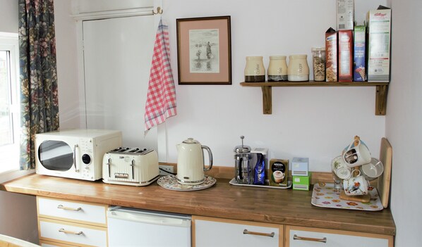 Breakfast area - The Witterings Bed and Breakfast (Chichester)