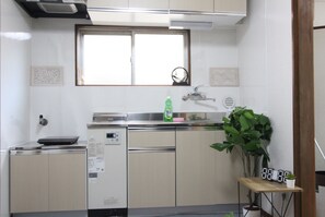 Business Triple Room, Multiple Beds, Non Smoking (302) | Private kitchen
