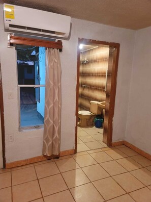 Shower, towels, soap, toilet paper - Motel Vic-Mar (Ciudad Juárez)