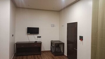 Deluxe-Doppelzimmer, Balkon, Stadtblick | Kostenloses WLAN, Bettwäsche