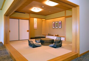 尊荣套房 | 客房内保险箱、隔音、免费 WiFi
