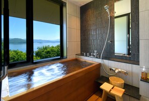吹风机、拖鞋、毛巾