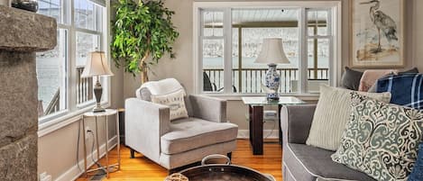 Smart TV, fireplace