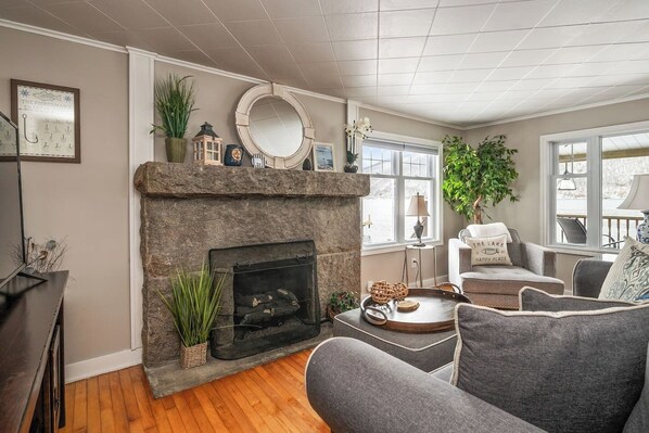 Smart TV y chimenea 