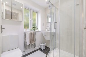 Hus | Bad | Dusj, hårføner og håndklær