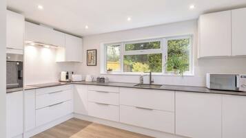 Rumah | Dapur pribadi | Lemari es, microwave, oven, dan kompor