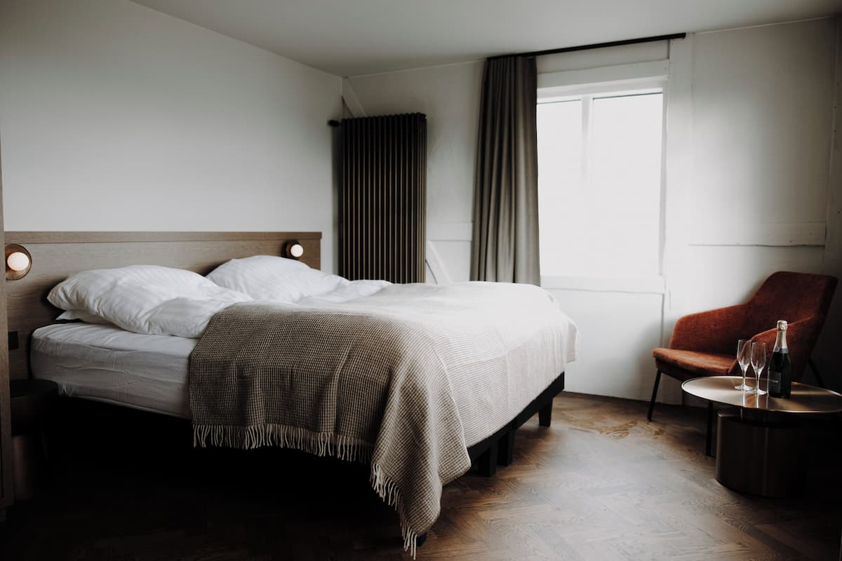 In-room safe, soundproofing, iron/ironing board, free WiFi