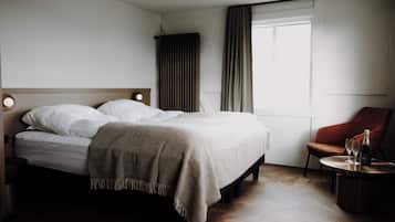 In-room safe, soundproofing, iron/ironing board, free WiFi