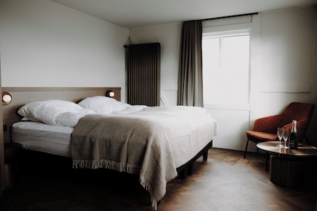In-room safe, soundproofing, iron/ironing board, free WiFi