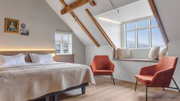 Premium bedding, free minibar, in-room safe, soundproofing