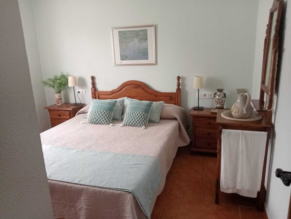 3 habitaciones, tabla de planchar con plancha, wifi y ropa de cama 