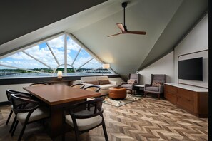 Living area - Tryon Riverfront Inn New Bern, Tapestry (New Bern)