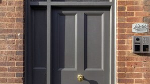 Una puerta de color gris oscuro con el nombre 