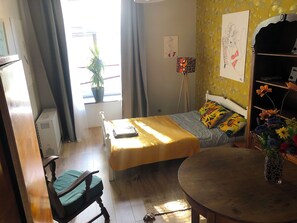 3 habitaciones, tabla de planchar con plancha, cuna de viaje y wifi