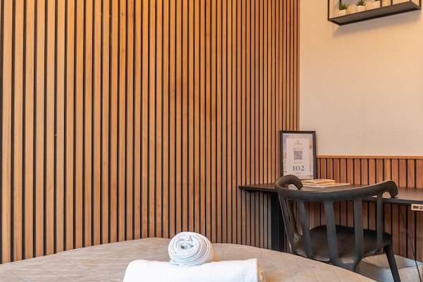 Basic Single Room | Desk, free WiFi