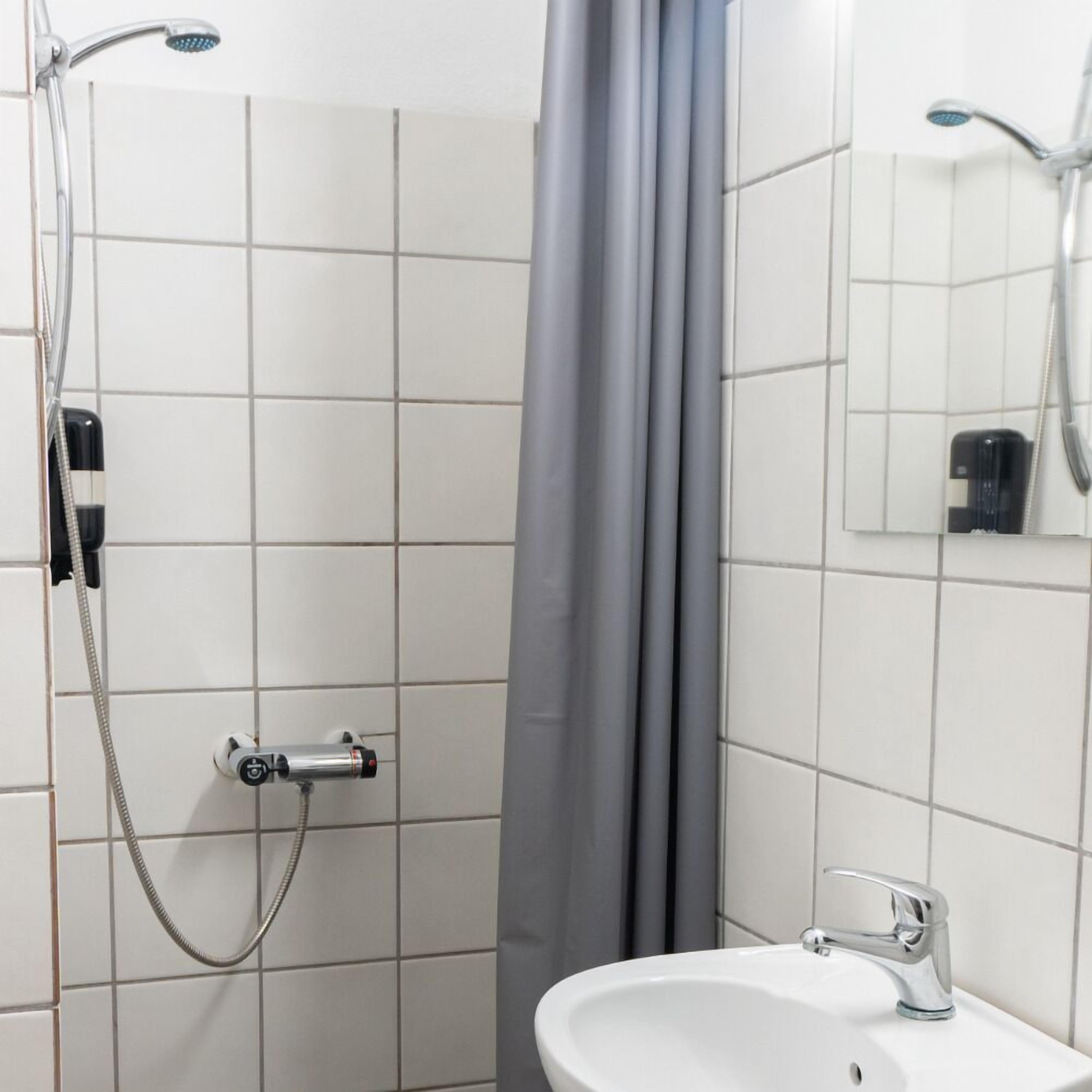 Basic Single Room | Bathroom