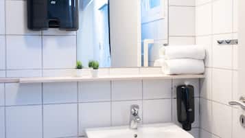 Basic Double Room | Bathroom