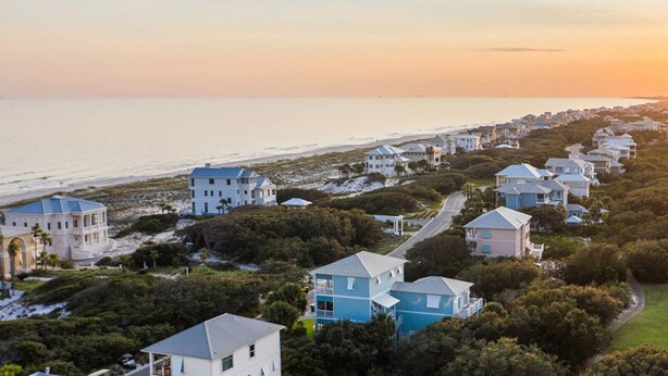 A coastal resort with beachfront villas, a golf course, and a sunset view. - Sleeps 16 · Private Pool · 3 Blocks to Beach (Gulf Shores)