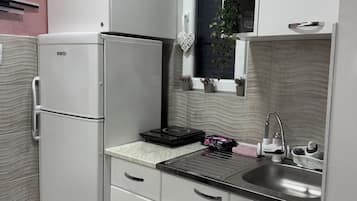 Luxury Condo, City View | Private kitchen