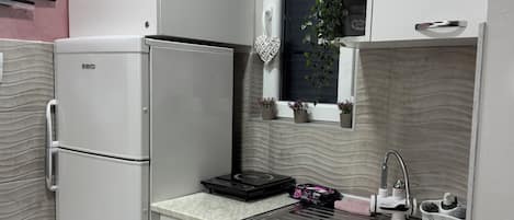 Luxury Condo, City View | Private kitchen