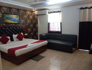 Premium Room | Desk, soundproofing, iron/ironing board, free WiFi - Hotel Future Inn (Noida)