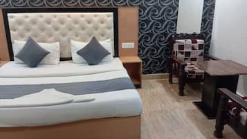 Desk, soundproofing, iron/ironing board, free WiFi