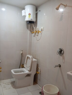 Chambre Deluxe | Salle de bain | Douche, serviettes fournies, savon, papier de toilette
