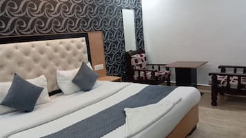 Quarto premium | Escrivaninha, quartos à prova de som, ferros/tábuas de passar roupa