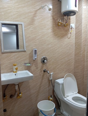 Deluxe Room | Bathroom | Shower, towels, soap, toilet paper - Hotel Future Inn (Noida)