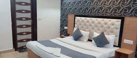 Premium Room | Desk, soundproofing, iron/ironing board, free WiFi
