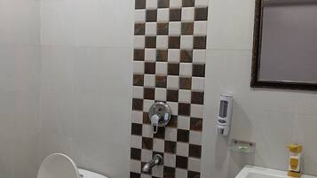 Quarto luxo | Banheiro | Chuveiro, toalhas de banho, sabonete, papel higiênico