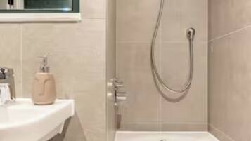 Apartment | Bathroom | Shower, hair dryer, towels, toilet paper