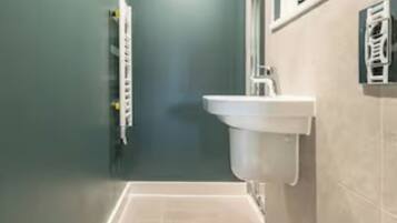 Apartment | Bathroom | Shower, hair dryer, towels, toilet paper