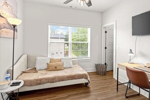 2 habitaciones, escritorio, tabla de planchar con plancha y wifi 