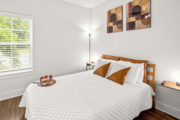 2 bedrooms, desk, iron/ironing board, WiFi