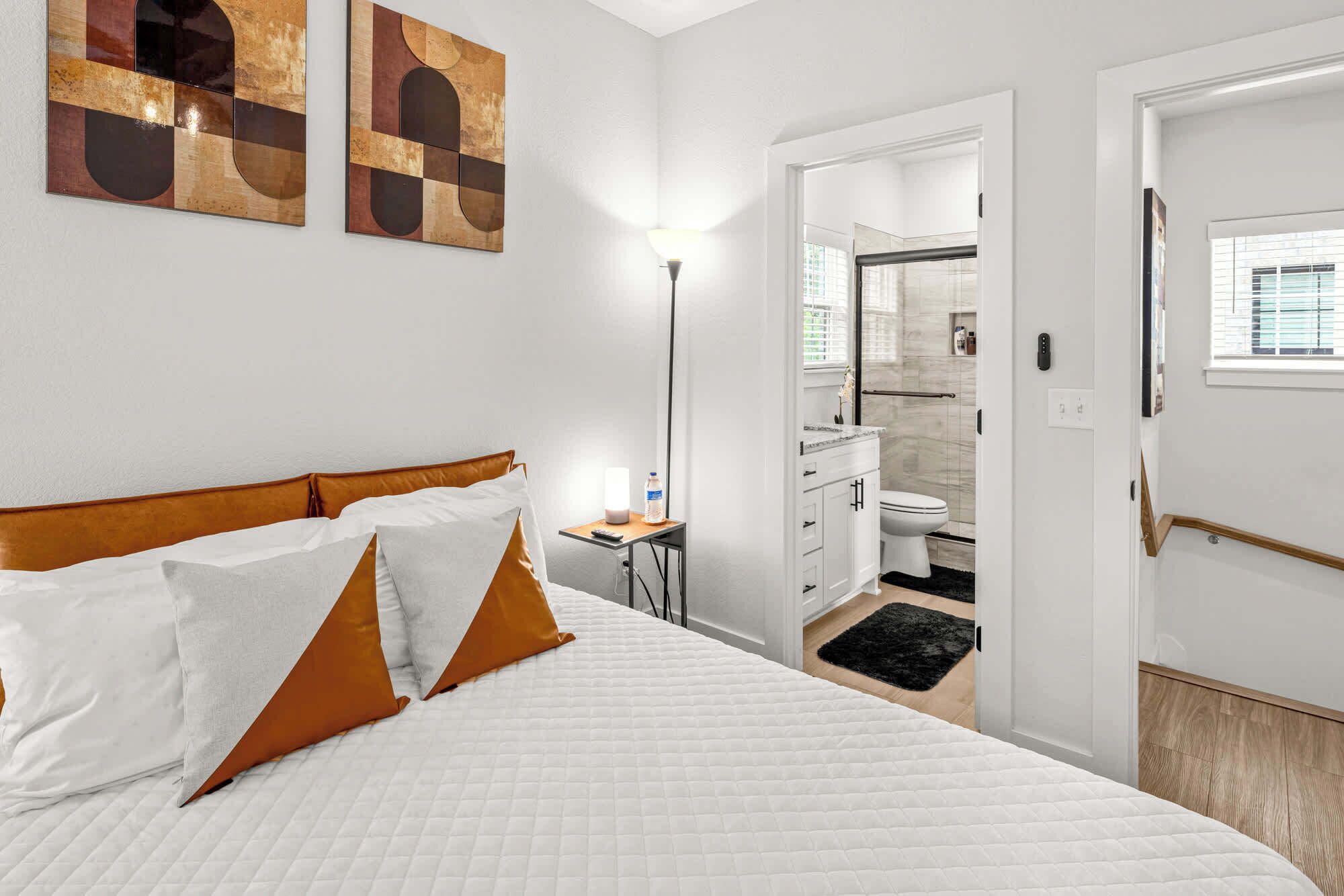 2 soverom, skrivebord, strykejern/-brett og wi-fi