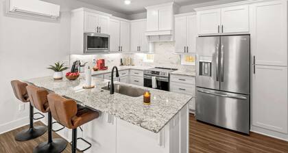 Modern 2BR Condo | Near U of A & Razorback Stdm