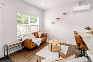 Televisión, libros y oficina 