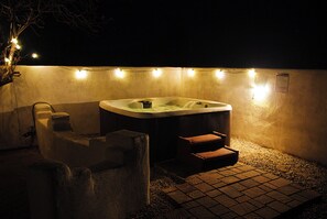 Outdoor spa tub - Beautiful and fun 5 bedroom house with a hot tub, arcade games and lots of room. (Albuquerque)