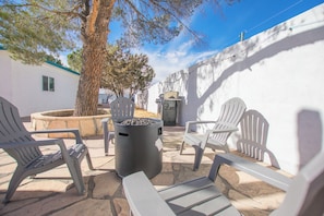 Terrace/patio - Beautiful and fun 5 bedroom house with a hot tub, arcade games and lots of room. (Albuquerque)