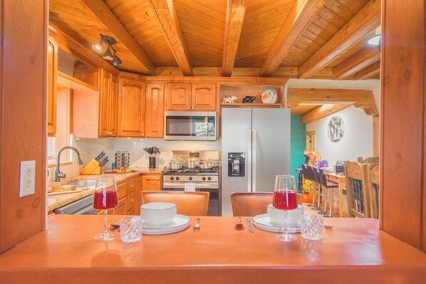 Fridge, microwave, oven, stovetop - Beautiful and fun 5 bedroom house with a hot tub, arcade games and lots of room. (Albuquerque)