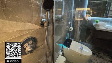 Een douche, een haardroger, handdoeken, zeep