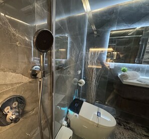Dusche, Haartrockner, Handtücher, Seife