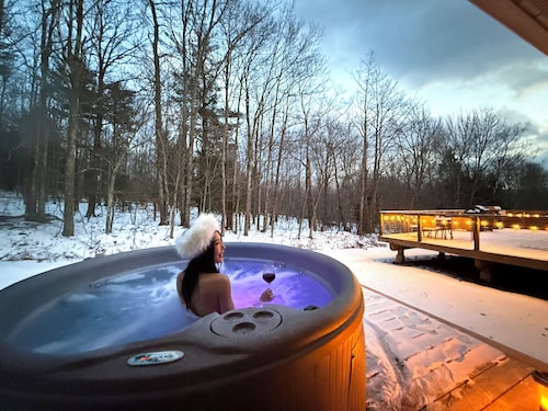 Luxe Party Retreat: Ski Pool Karaoke Game Movie