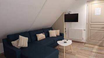 TV connectée, table de tennis de table, livres